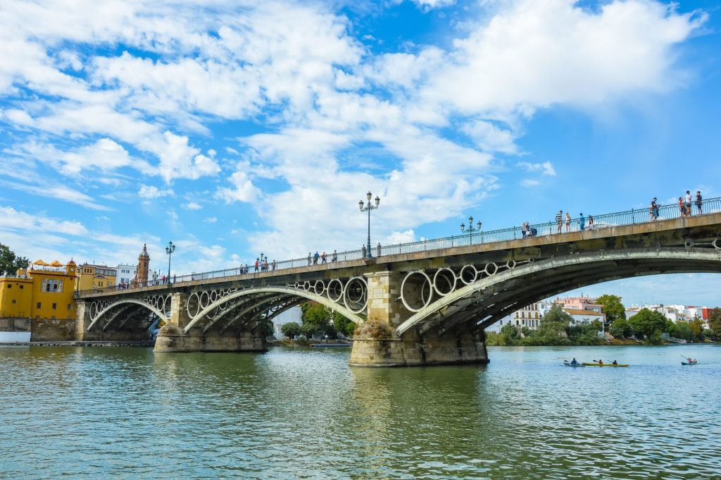 7 Curiosities of the Bridge of Triana that not everyone knows