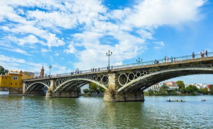7 Curiosities of the Bridge of Triana that not everyone knows